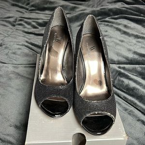NIB Women’s beautiful sparkling heels with clear see through wedge!! GORGEOUS!🤩